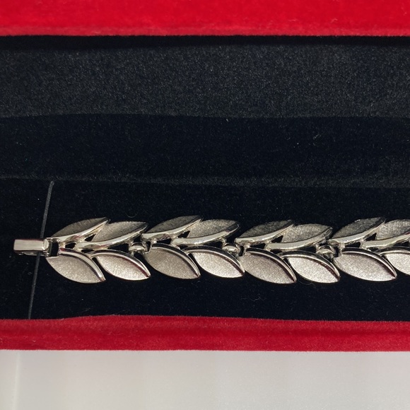 Vintage Crown Trifari Bracelet Silver Tone In New Velvet Box - Picture 1 of 12